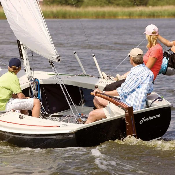 Randmeer zeilboot Gehuurd door 4 mensen. Met 1 man aan het roer en 1 hangend in de trapeze op een mooie dag met lekker veel wind op het Veerse Meer