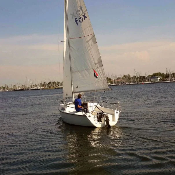 Fox 22 huur kajuitzeilboot zeilend op een mooie dag op het Veerse meer bij Kortgene.