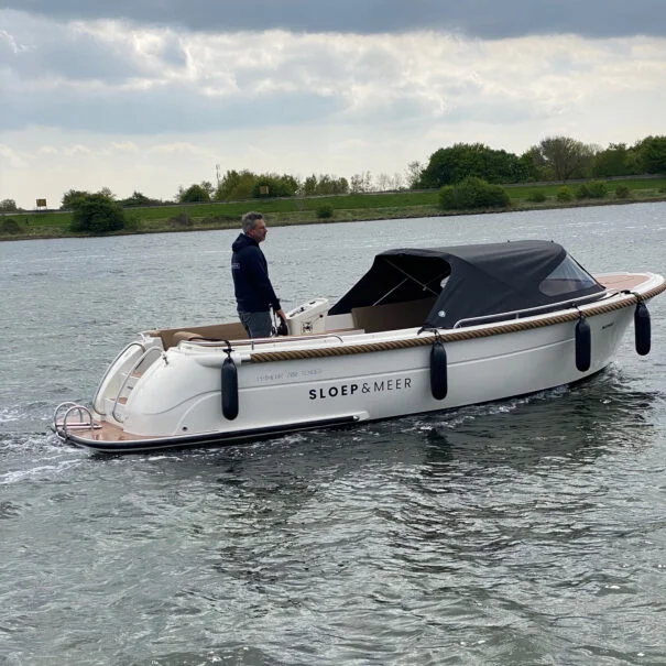 Sloep met zwemplateau